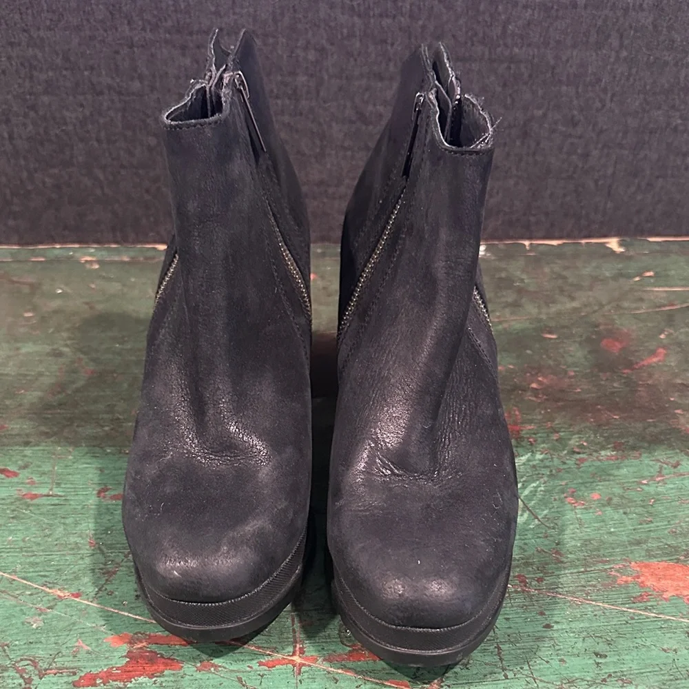 Sorel Black Leather Ankle Boots with Side Zippers